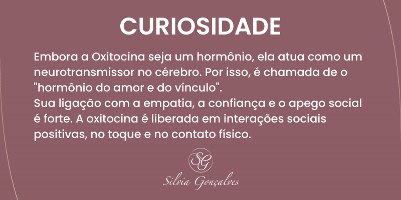 Embora seja um hormônio, a oxitocina atua como um neurotransmissor no cérebro. Ela é frequentemente chamada de o hormônio do amor e do vínculo, pois está ligada à empatia, à confiança e ao apego s.png